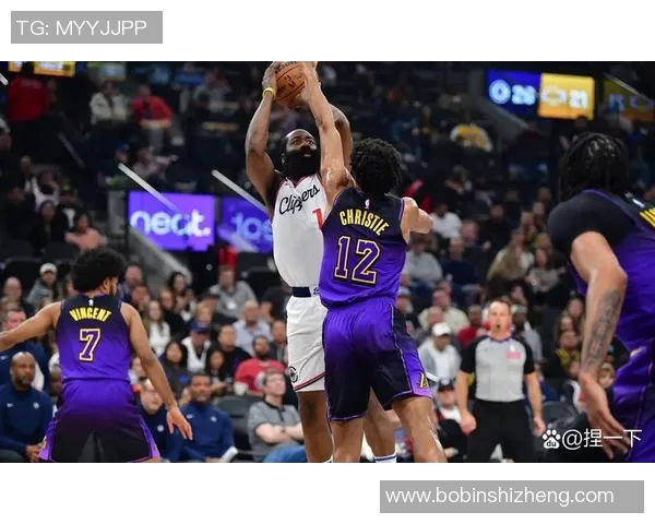 快船与掘金上半场激战回顾球队表现与关键时刻分析